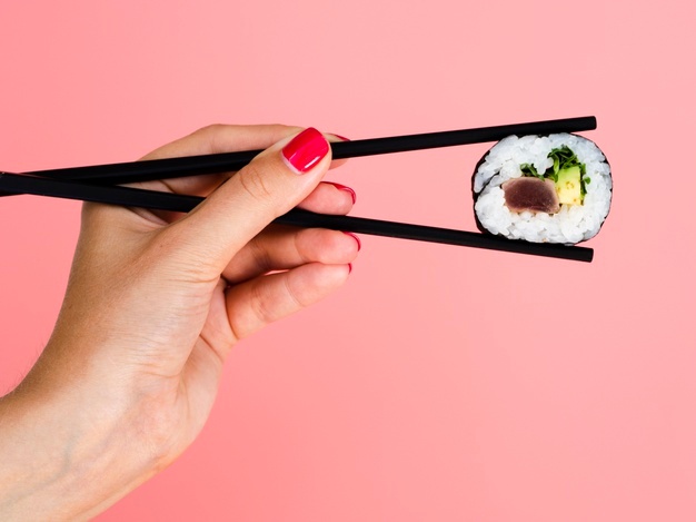 comer sushi con palillos
