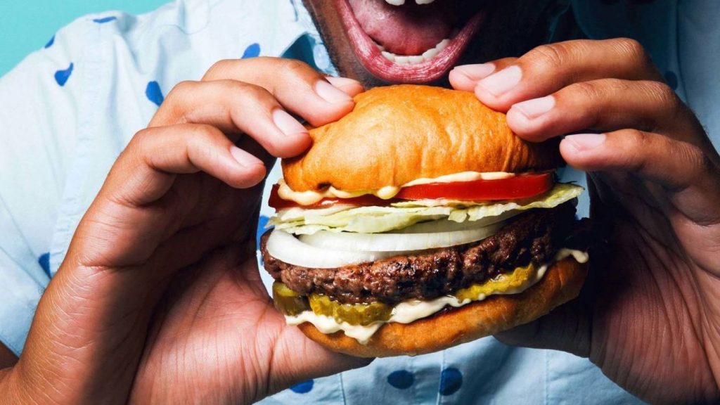 Anuncio de hamburguesa en la industria de comida rápida