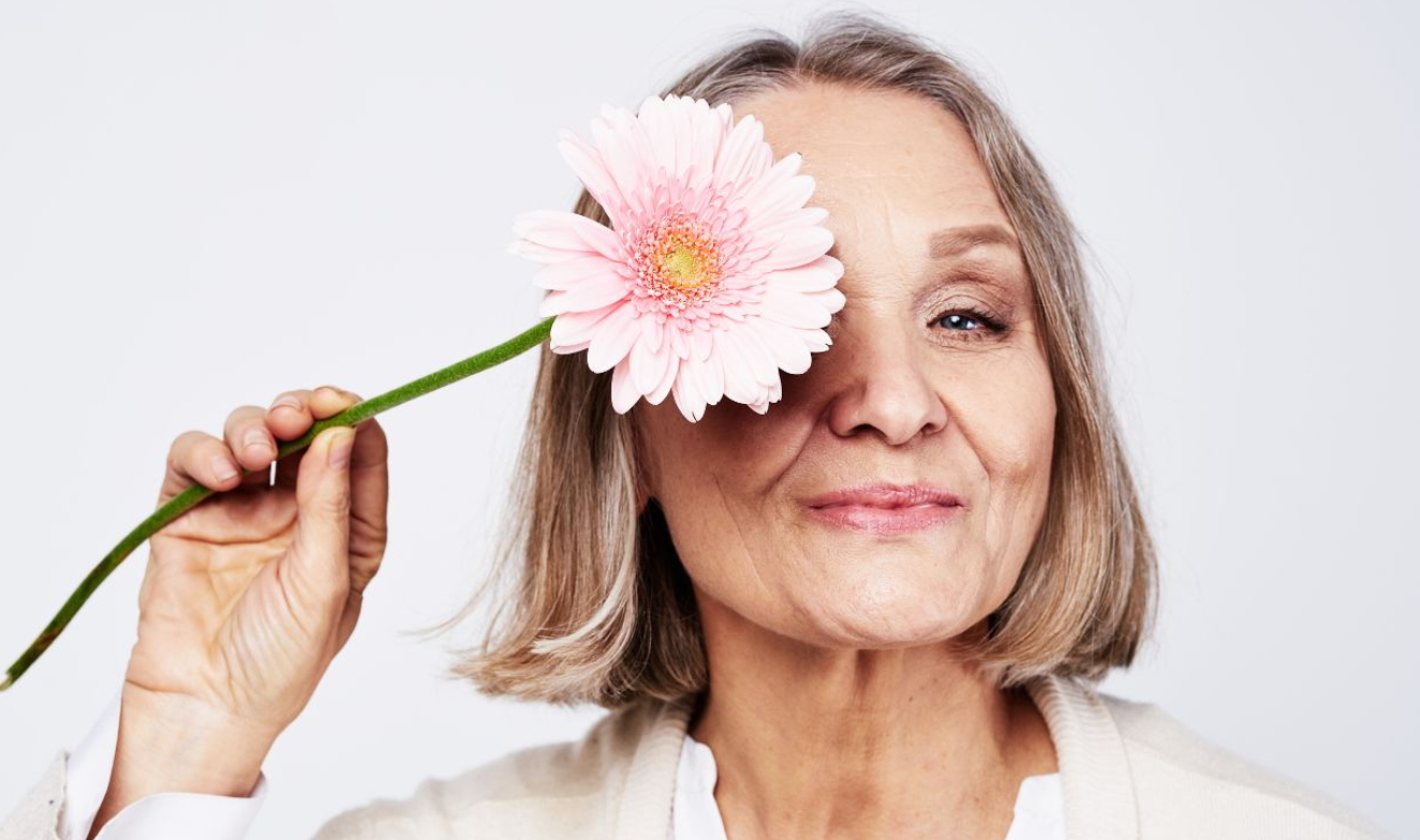mujer de la ra edad con flor en la cara