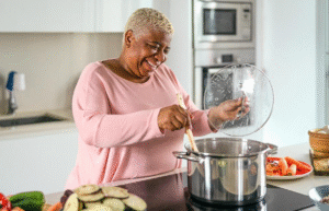 mujer de la tercera edad cocinando