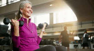 mujer mayor haciendo ejercicio