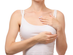 mujer con implantes autoexplorandose