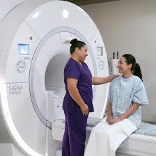 paciente en el equipo de resonancia magnetica con doctora