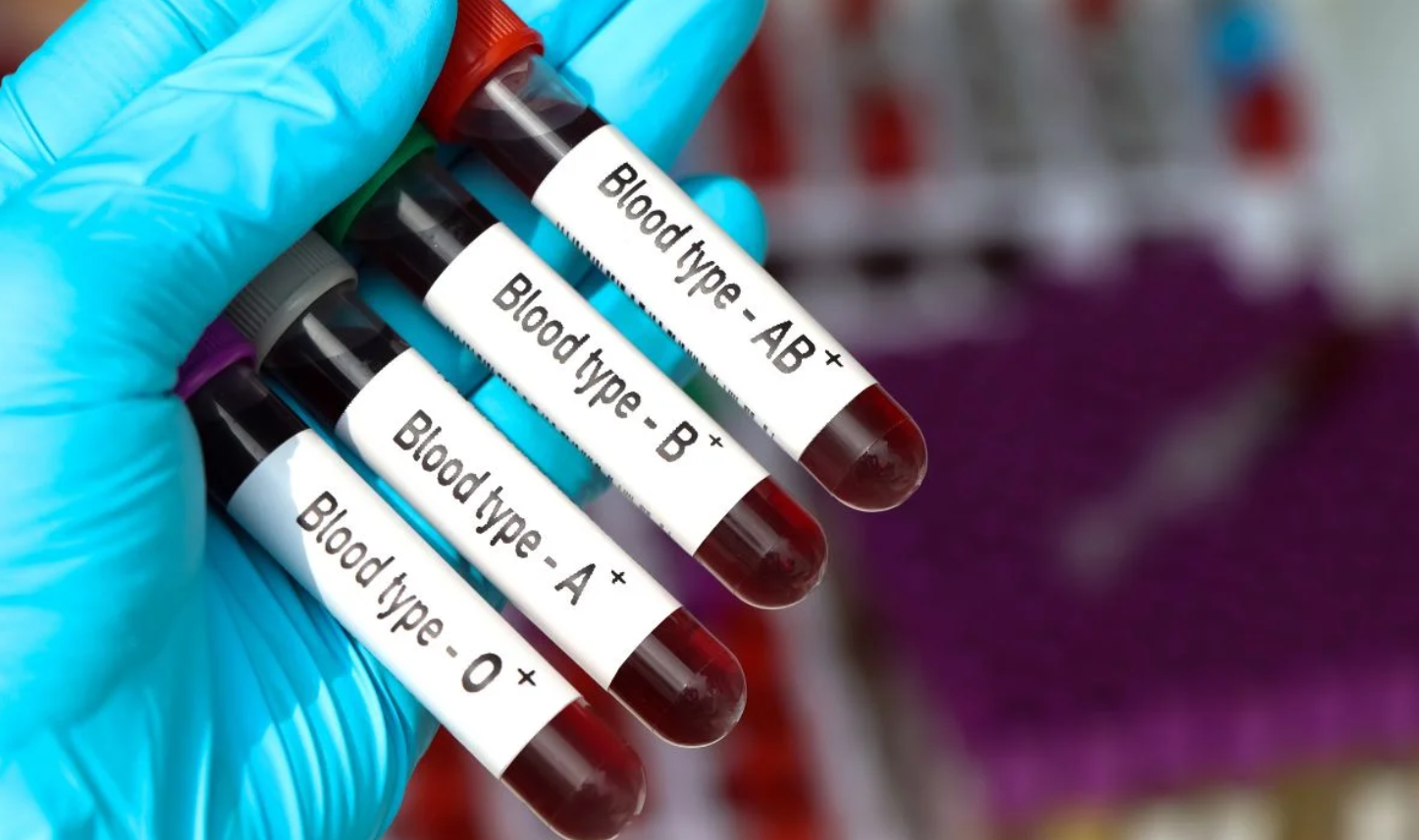 tubos de sangre con tipo de sangre