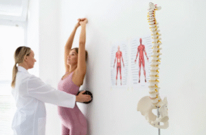 mujer en fisioterapia por problemas de columna