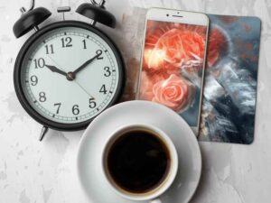 reloj, café y celular, elementos que causan insomnio frecuentemente