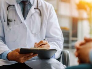 Doctor explicandole los resultados de sus estudios de sangre a la paciente, estos pueden explicar su cambio de peso sin motivos aparentes